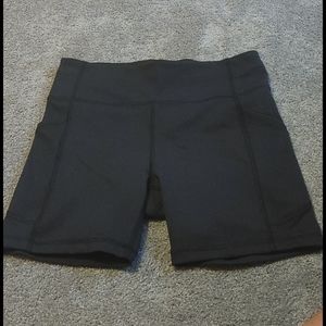 Black 6in invigorate short size 8 lululemon